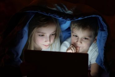 Usar tablets à noite atrapalha o rendimento escolar das crianças