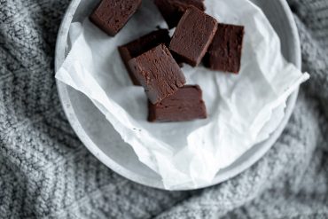 Chocolate caseiro vegano com três ingredientes